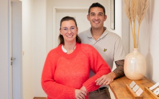 Eva und René Krüger stehen im hellen Eingangsbereich ihrer Osteopathie und Lasertherapie Praxis, dem Complementarium, in Stralsund.